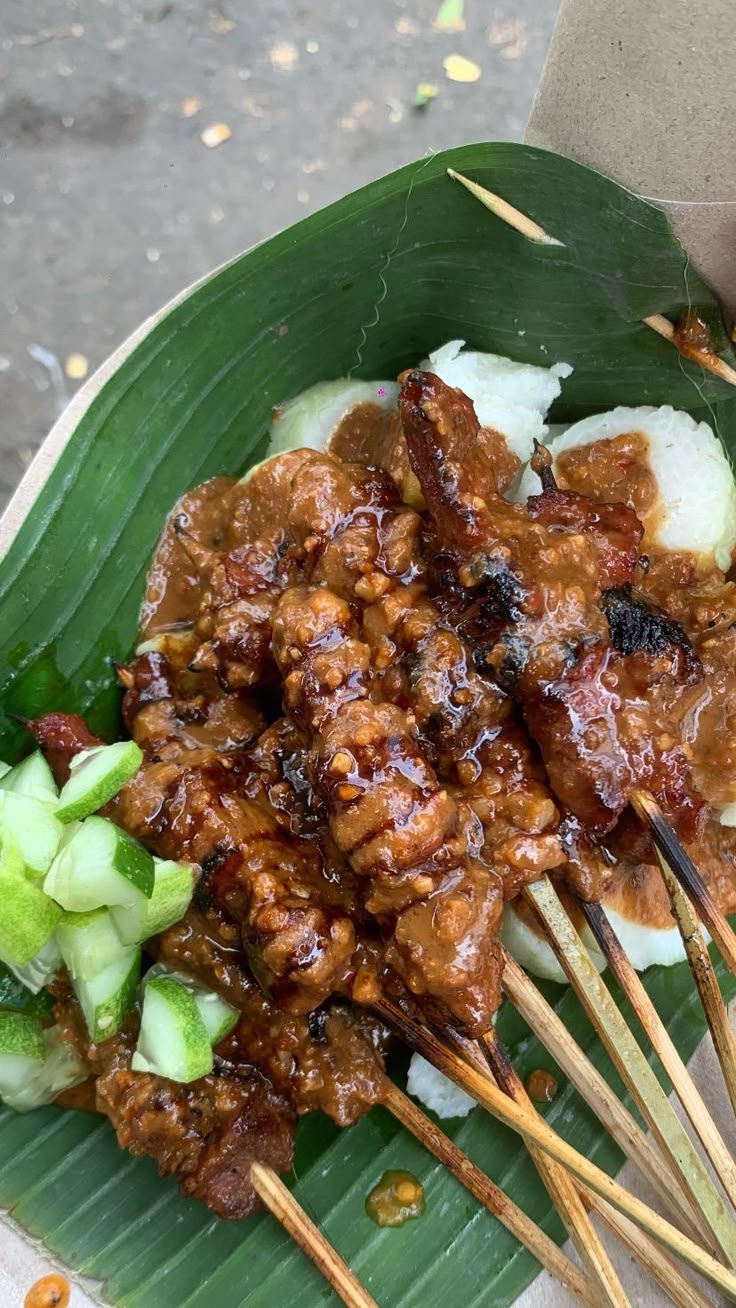Sate Lontong bu Saleh: Kenikmatan Sederhana di Jantung Cilacap